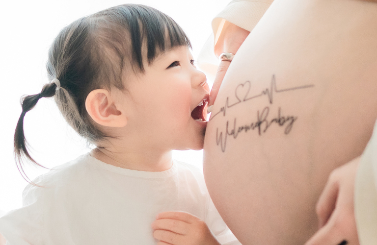女性の出張カメラマンがマタニティ撮影 | 大阪のフォトスタジオなら自然体を撮影するStudio bay